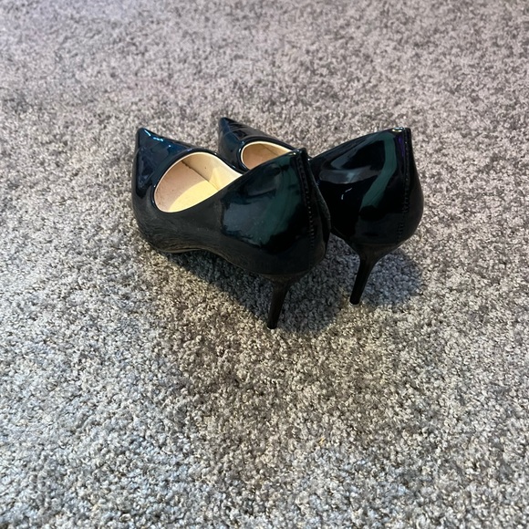 These are a size 9 in women’s heel. - Picture 3 of 4